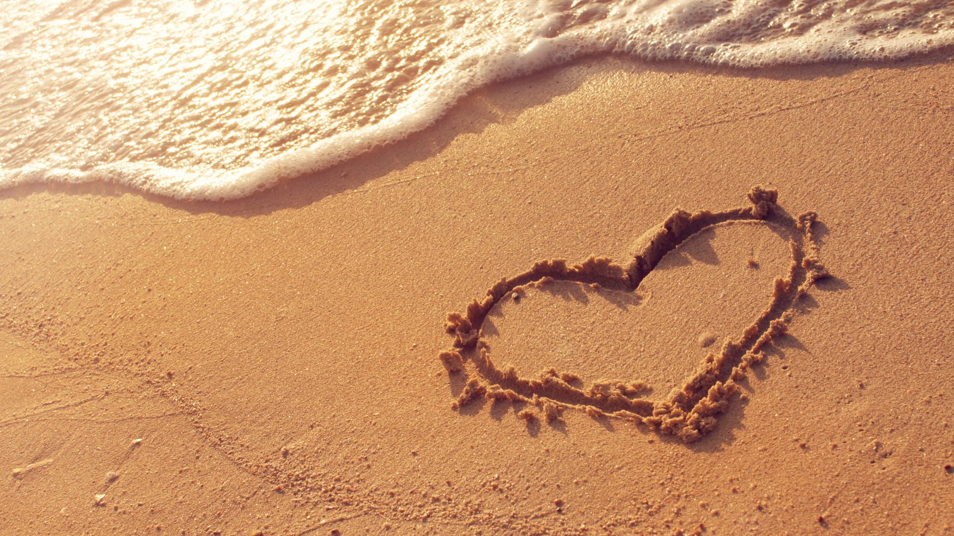 сърце, нарисувано върху пясъка